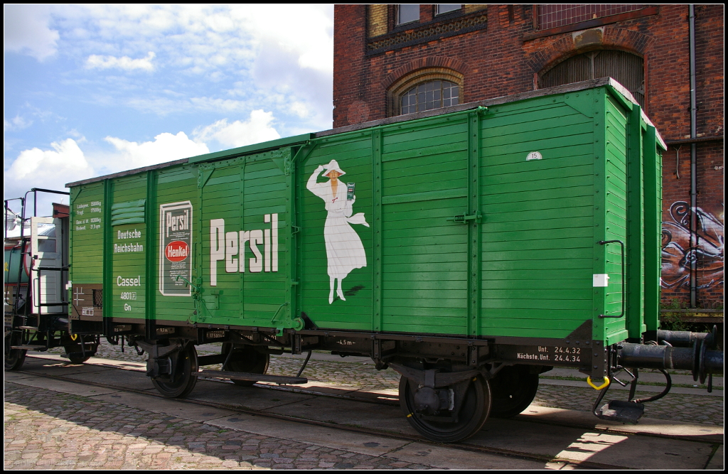 Beim Famielenfest der Magdeburger Eisenbahnfreunde am 07.05.2017 war auch dieser Güterwagen DRG Cassel 4801 [P] Gn (Epoche II) mit Persil-Werbung zu sehen. Laut Anschriften hat der Wagen ein Ladegewicht von 15 t, eine Tragfähigkeit von 17,5 t, das Eigengewicht beträgt 10,2 t und die Bodenfläche beträgt 21,3 qm. Die gleichen Daten finden sich einmal am Rahmen wieder.