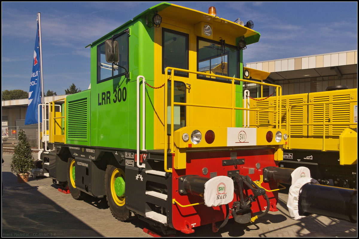 Beim LPR 300 des italienischen Herstellers SVI handelt es sich um einen Zweiwege-Rangiertraktor, der bei einem Eigengewicht von 28 t eine Höchstgeschwindigkeit von 60 km/h erreicht. Das Fahrzeug war während der InnoTrans 2018 in Berlin auf dem Freigelände ausgestellt.