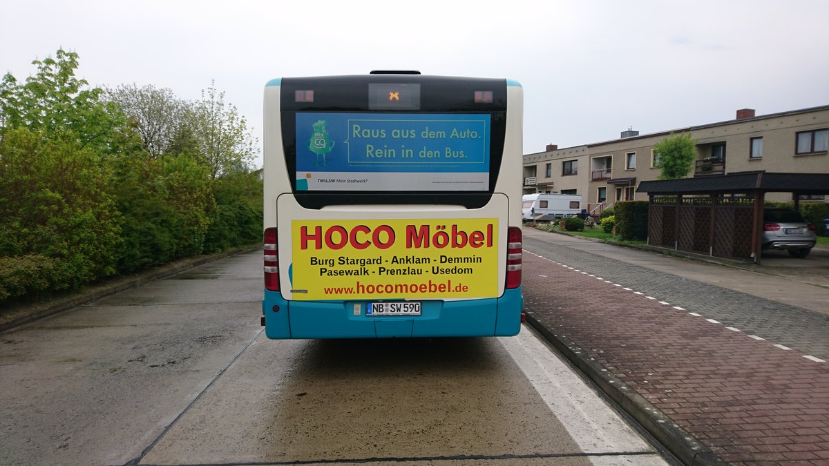 .....beim Pflegeheim auf der Linie 8 in der Oststadt dieser Citaro der Stadtwerke Neubrandenburg mit der Werbung fr HOCO Mbel und der Kampagne der Stadtwerke 