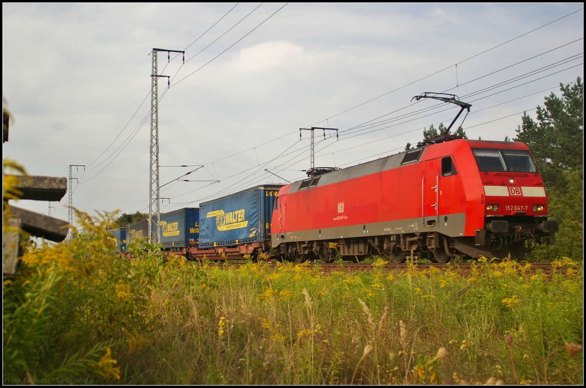 Beim warten auf den Gegenzug überraschte DB Cargo 152 047-7 mit dem 'LKW Walter'-KLV der am 30.08.2017 durch die Berliner Wuhlheide fuhr