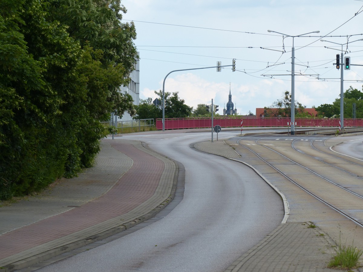 Belag von Radwegen - wie immer mies. Die Reibung, und damit der Muskelaufwand, kann sich hier im Vergleich zu Asphaltoberflächen schonmal verdoppeln. Der Baumbestand am Gehweg wird nicht gepflegt, so dass der immer enger wird und die Fußgänger irgendwann auf den Radweg ausweichen müssen. Eine Trennlinie gibt es sowieso nicht. Und die Radfahrer? Aus Angst vor dem schnellen Autoverkehr nehmen sie solche Wege dankbar an und kommen nicht mal auf die Idee, dass sie hier veräppelt werden. 30.5.2015, Dessau-Roßlau, Brauereibrücke