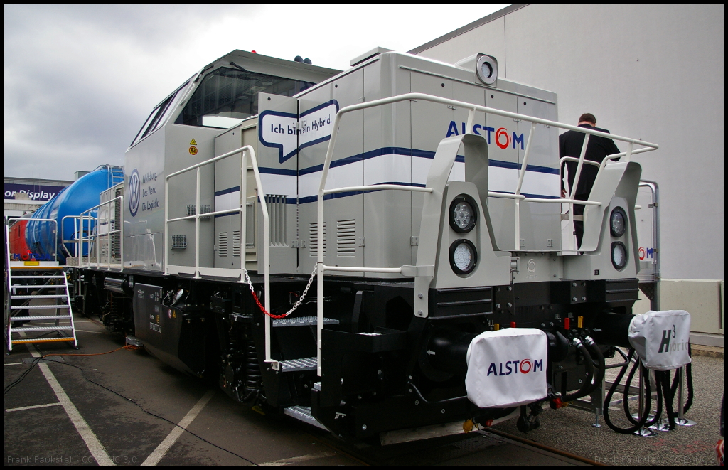 Bereits im Juli 2012 meldete die Voilkswagen Werklogistik, das man verstrkt auf Hybridloks setzen wolle. So sollen langfristig alle sieben Rangierloks durch die neuen H3 Hybridfahrzeuge ersetzt werden. Bei den Loks handelt es sich um Umbauten aus DR V100-Diesellokomotiven, die dann als Baureihe 001 einsortiert werden. Die Lok stand whrend der InnoTrans 2014 in Berlin auf dem Freigelnde.
<p>
Webseite Wiki (deutsch): http://de.wikipedia.org/wiki/Alstom_H3
