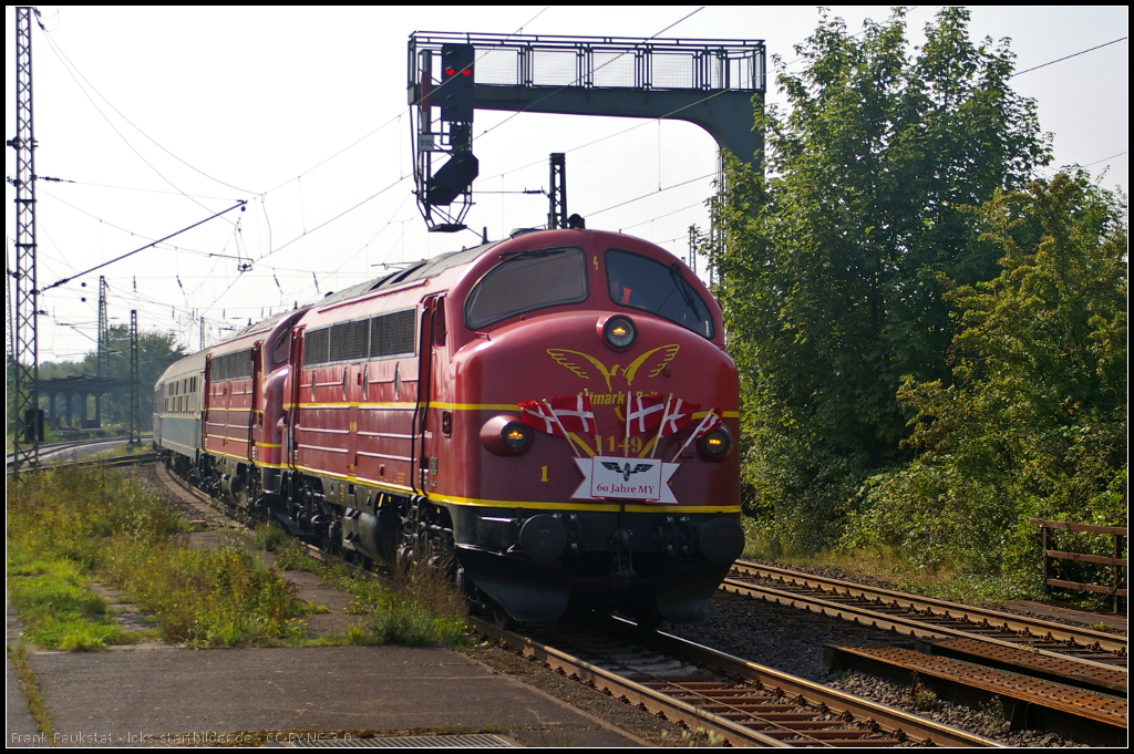 Bereits seit 60 Jahren verrichtet die Baureihe MY zuverlässig ihren Dienst. Aus diesem Grund konnten Freunde der Baureihe einen kleinen Sonderzug bestehend aus den beiden Loks von Altmark-Rail My 1149 / 227 008-0 und My 1155 sowie drei Personenwagen zusammenstellen. Am 05.09.2014 kam der Sdz zum Halt nach Uelzen bevor es weiter Rictung Padborg ging