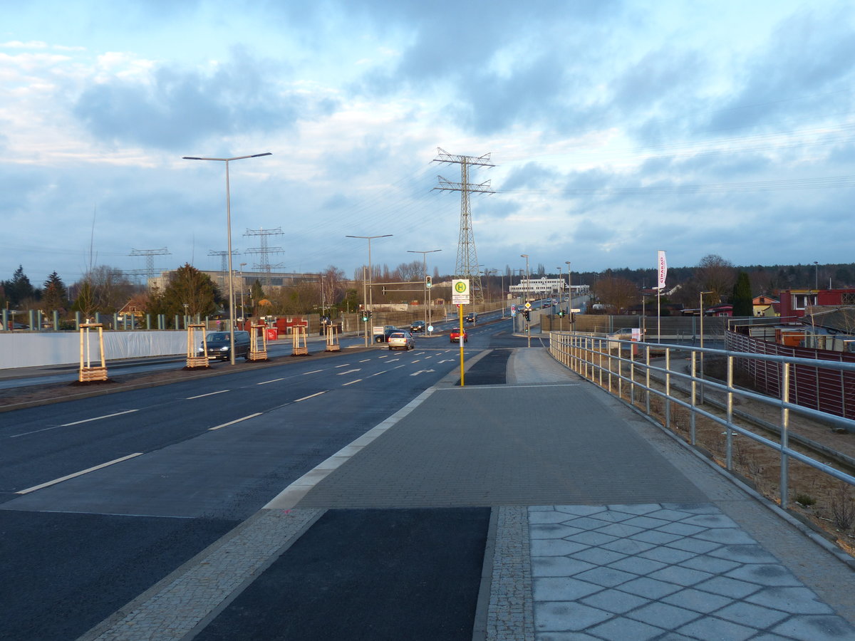 Bergab haben die Radfahrer mächtig Schwung drauf. Der Radweg endet in der Bushaltestelle, die rechtliche Situation ist hier unklar - vermutlich darf man dort gar nicht fahren. Keinerlei Klarstellung durch Verkehrszeichen - Radfahrer und Fahrgäste werden gnadenlos aufeinander losgelassen! 21.12.2017, Minna-Todenhagen-Brücke in Berlin