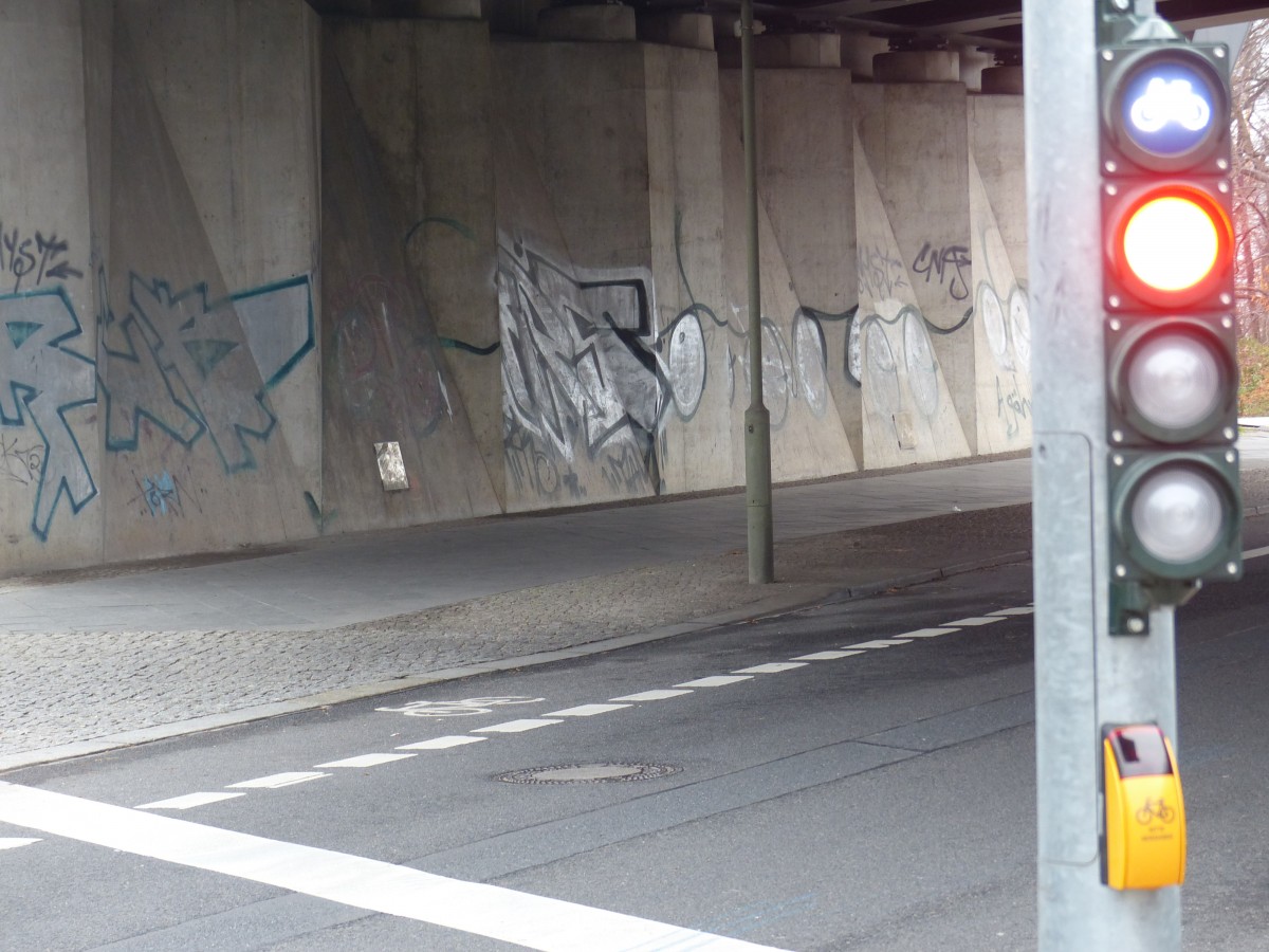 Bettelampel oder Bedarfsampel? An Stellen mit wenig querendem Rad- und viel Autoverkehr haben solche Ampeln sicher eine Berechtigung. Wo viel Verkehr ist, werden Radfahrer hingegen systematisch benachteiligt, weil sie in jedem Falle anhalten und drücken müssen. Durchfahren bei grün - das gibts nur, wenn vorher schon jemand gedrückt hat. Berlin, Alt-Moabit Ecke Emma-Herwegh-Straße, 14.12.2014
