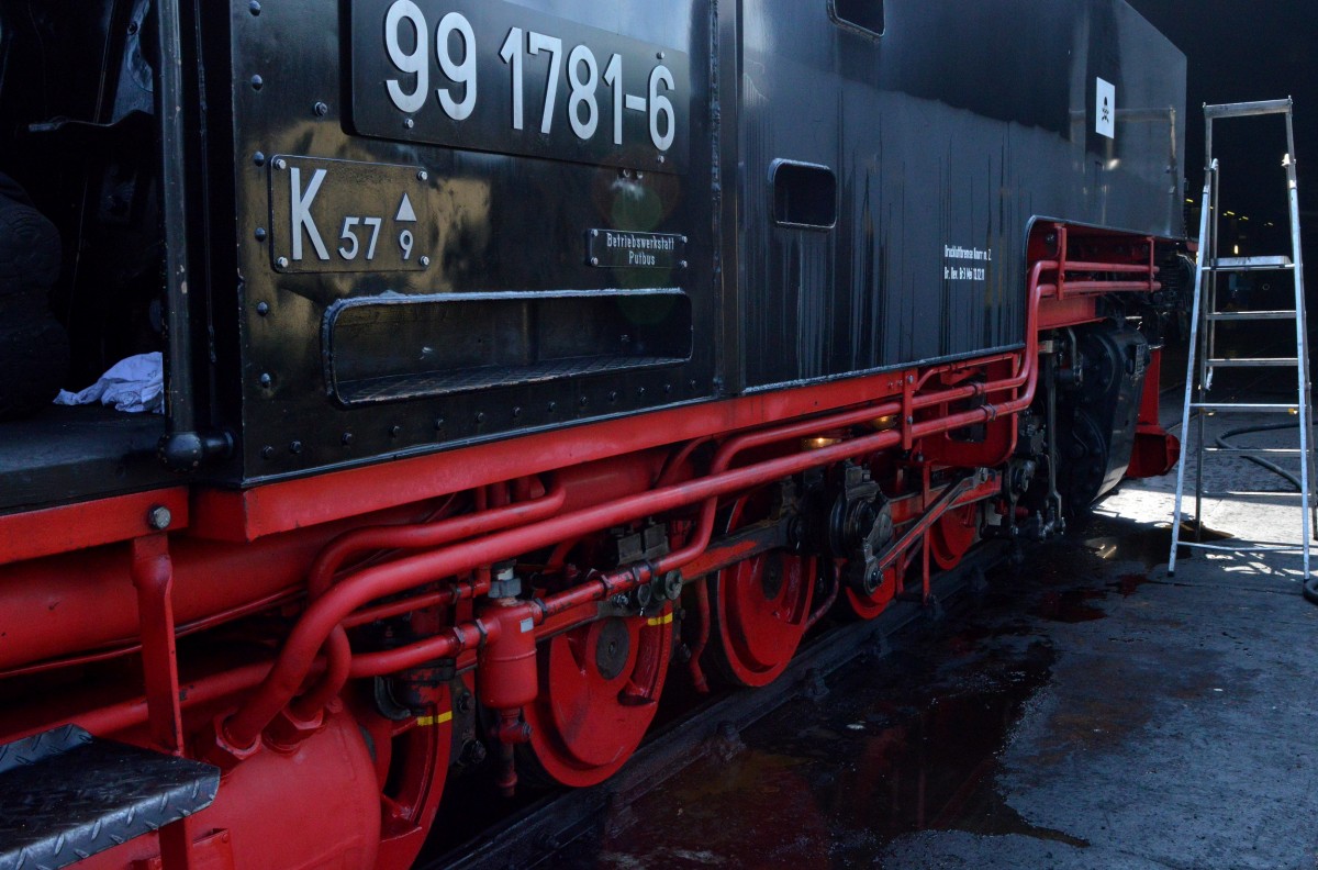 Blick auf das Fahrwerk der 99 1781-6 im BW Putbus am 07.08.2015