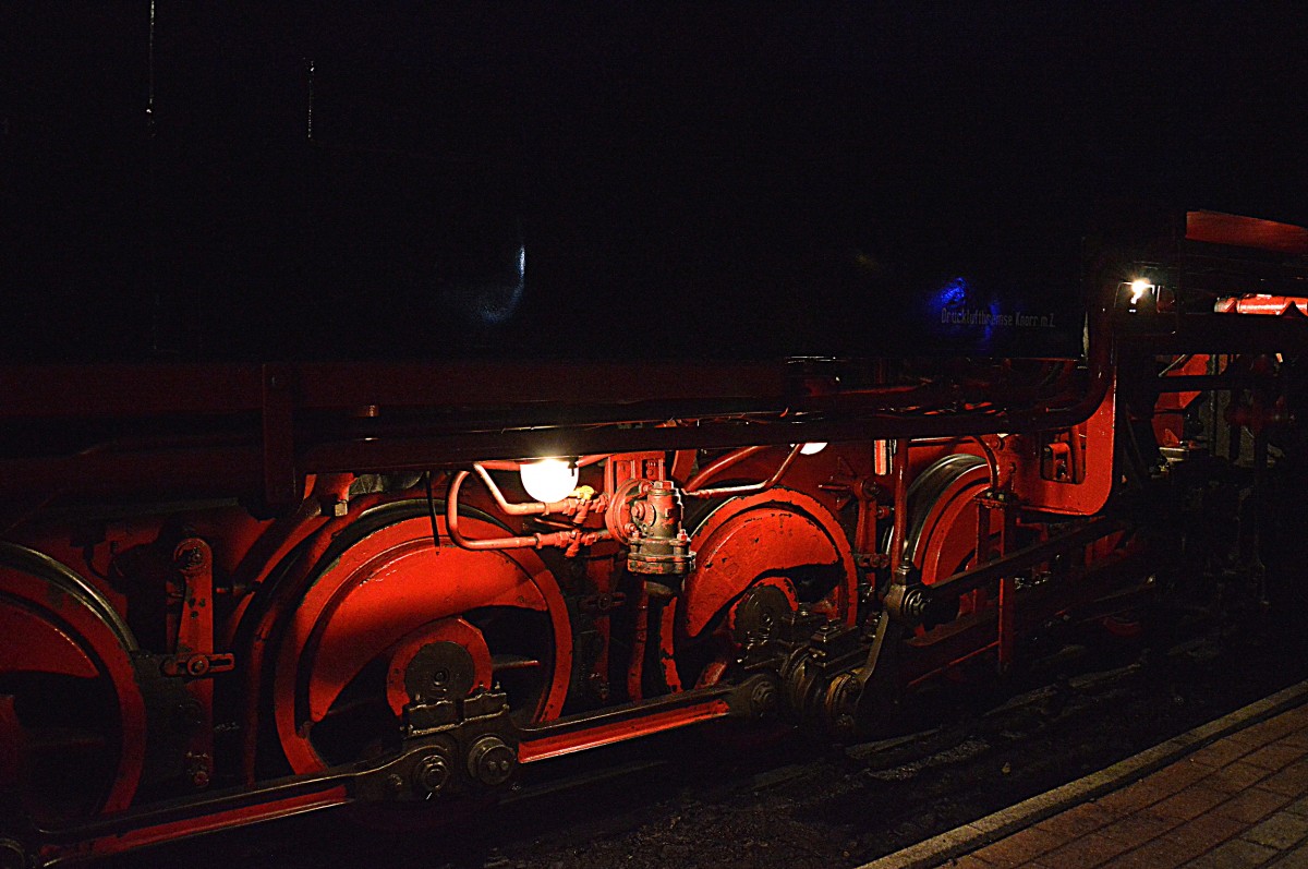Blick auf das Fahrwerk von 99 1784-0 am Abend des 07.08.2015 in Sellin Ost