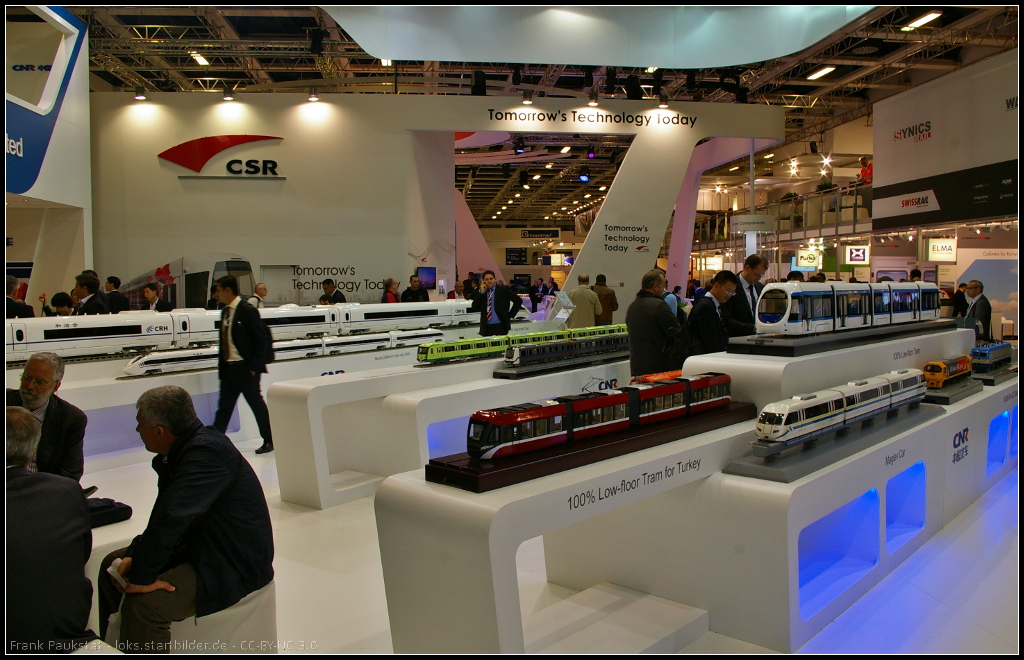 Blick auf die Messestände von China CNR und CSR auf der InnoTrans 2014 in Berlin.