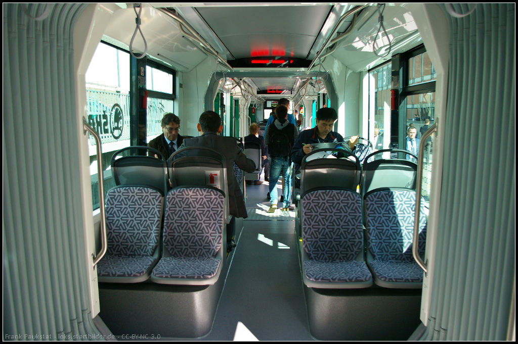 Blick durch den Verbindungsbalg auf die Sitzgruppen der Skoda ForCity Classic fr Konya. Ausgestellt war die Tram auf der InnoTrans 2014 in Berlin