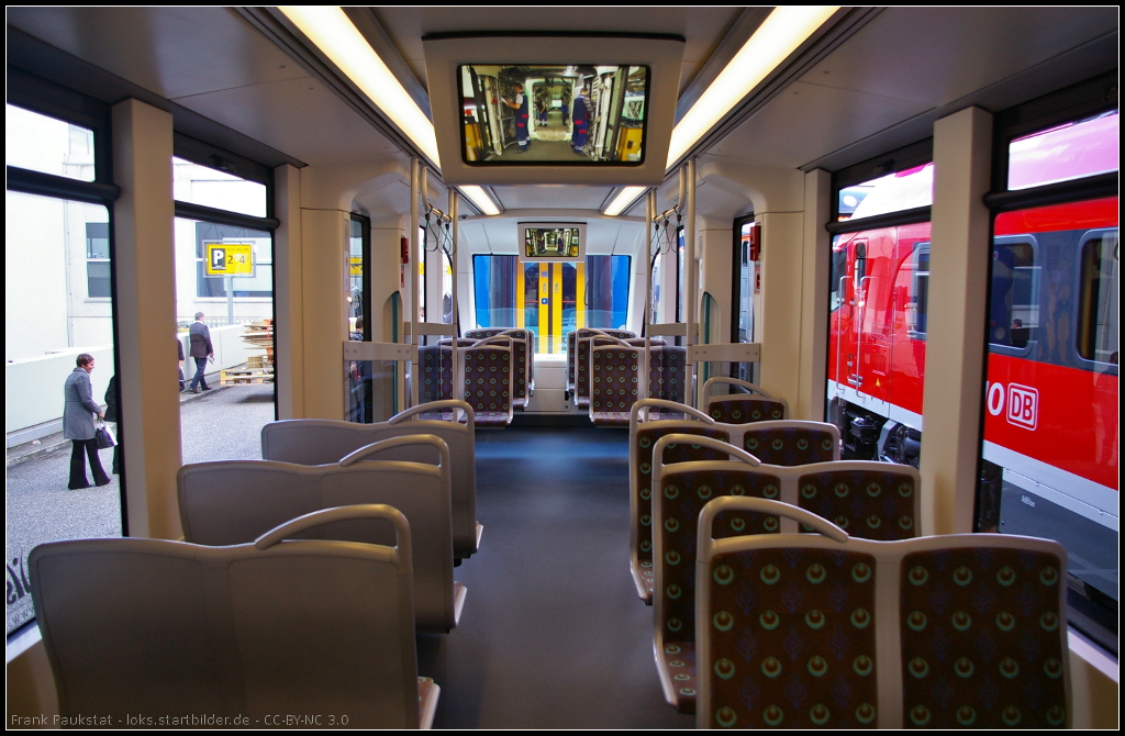 Blick in den Innenraum der Istanbul Tram des Herstellers Istanbul Ulasim. Groe Fenster beherrschen das Bild, die Sitze sind fr normale Fahrten ausreichend. Auch ein Tram-TV gibt es. Wie man sehen kann handelt es sich bei der Tram um ein Fahrzeug mit nur einem Fahrerstand - InnoTrans 2014 Berlin