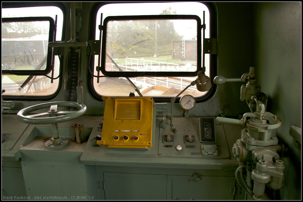 Blick in den rechten Teil des Fhrerstands von DR 80-50-979 6232-0, Schneepflug Meiningen, SPM 615, der am 15.09.2013 bei den Bahnaktionstagen des Frderverein Berlin-Anhaltische Eisenbahn e.V. zu besichtigen war