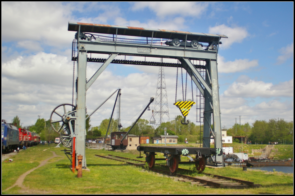 Bockkran am Hafengelnde in Magdeburg Neustadt, 10.05.2015
<br><br>
Dieser Bockkran wurde 1901 vom Eisenwerk Schastdt gebaut und an die Magdeburg-Halberstdter Eisenbahn ausgeliefert. Heute steht der Kran als Denkmal am Handelshafen.