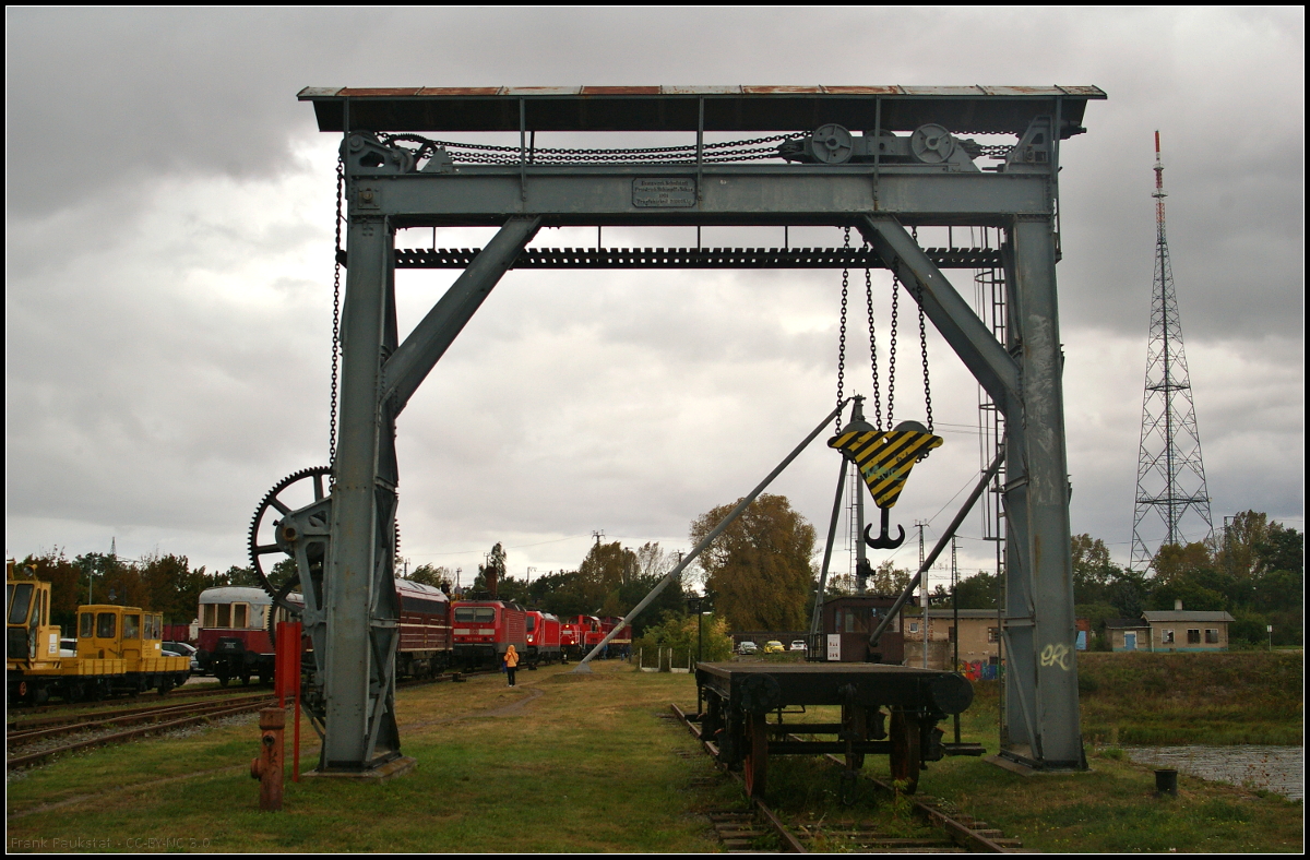 Bockkran des Eisenwerk Schafstädt Friedrich Schimpff & Söhne, Baujahr 1901, Tragfähigkeit 20 Tonnen am Magdeburger Handelshafen als Ausstellungsstück mit einem alten Flachwagen aufgebaut. Ursprünglich wurde er für die Magdeburg-Halberstädter Eisenbahn gebaut.