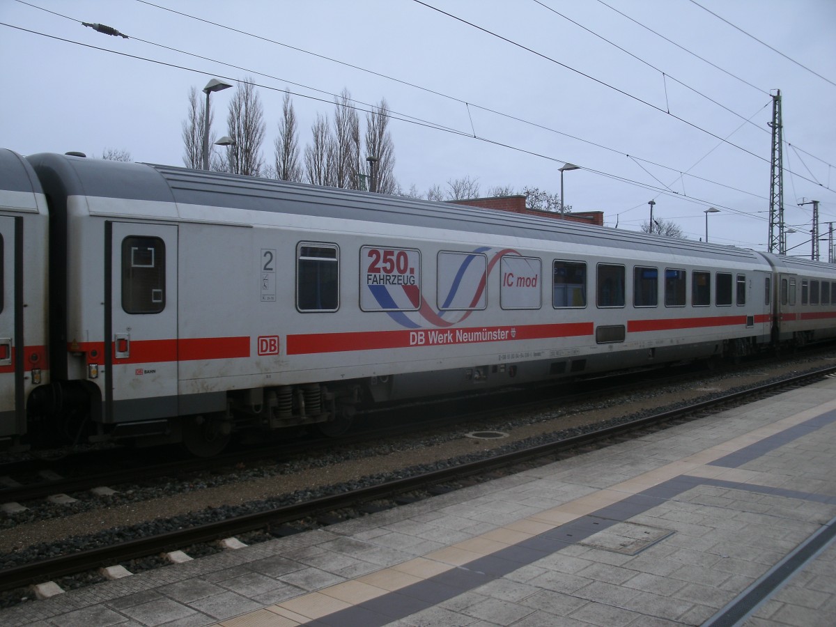 Bpmbdz 61 80 84-94 016-1 eingereiht im IC 2213 Binz-Stuttgart,am 26.Dezember 2013,beim Halt in Bergen/R�gen.