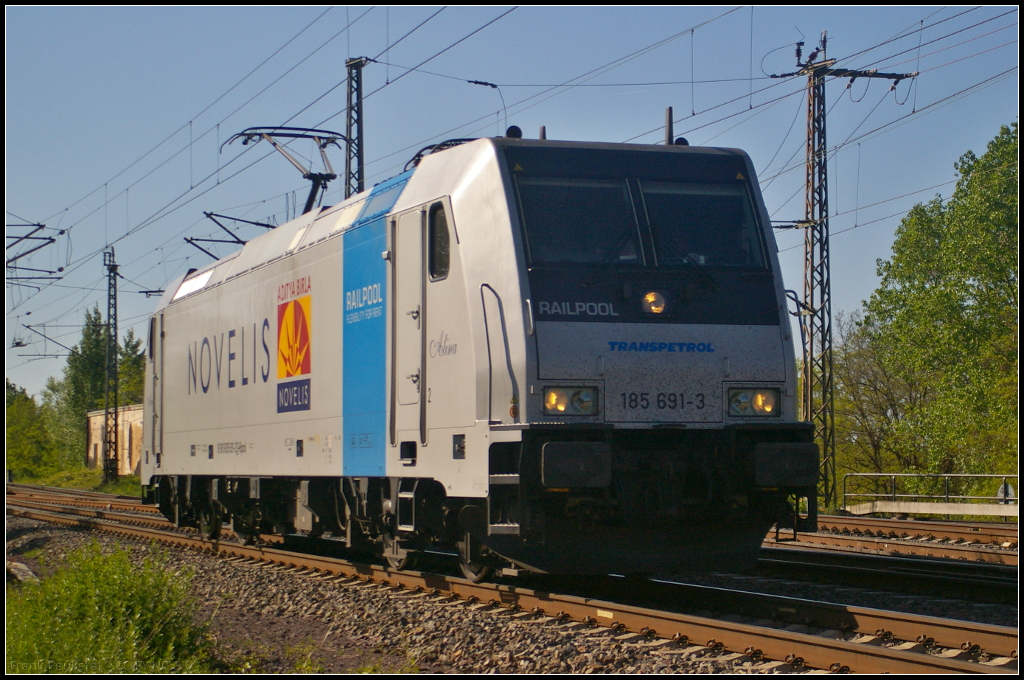 Bräunert 185 691-3  Alina  solo in Magdeburg Neustadt, 10.05.2015. Die Lok wurde 2011 von Bombardier gebaut und an Railpool ausgeliefert. Sie trägt einen NOVELIS-Aufkleber an den Seiten. Seit Januar 2015 ist die Lok von der Bräunert Eisenbahnverkehr GmbH & Co. KG ausgeliehen (NVR-Nummer 91 80 6185 691-3 D-Rpool)