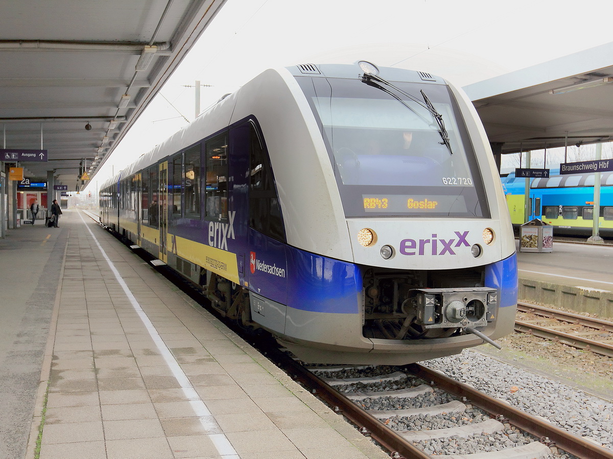 Braunschweig Hauptbahnhof am 22. Dezember 2015. Es steht bereit 622 220 mit 622 720 zur Fahrt als RB 43 nach Goslar.