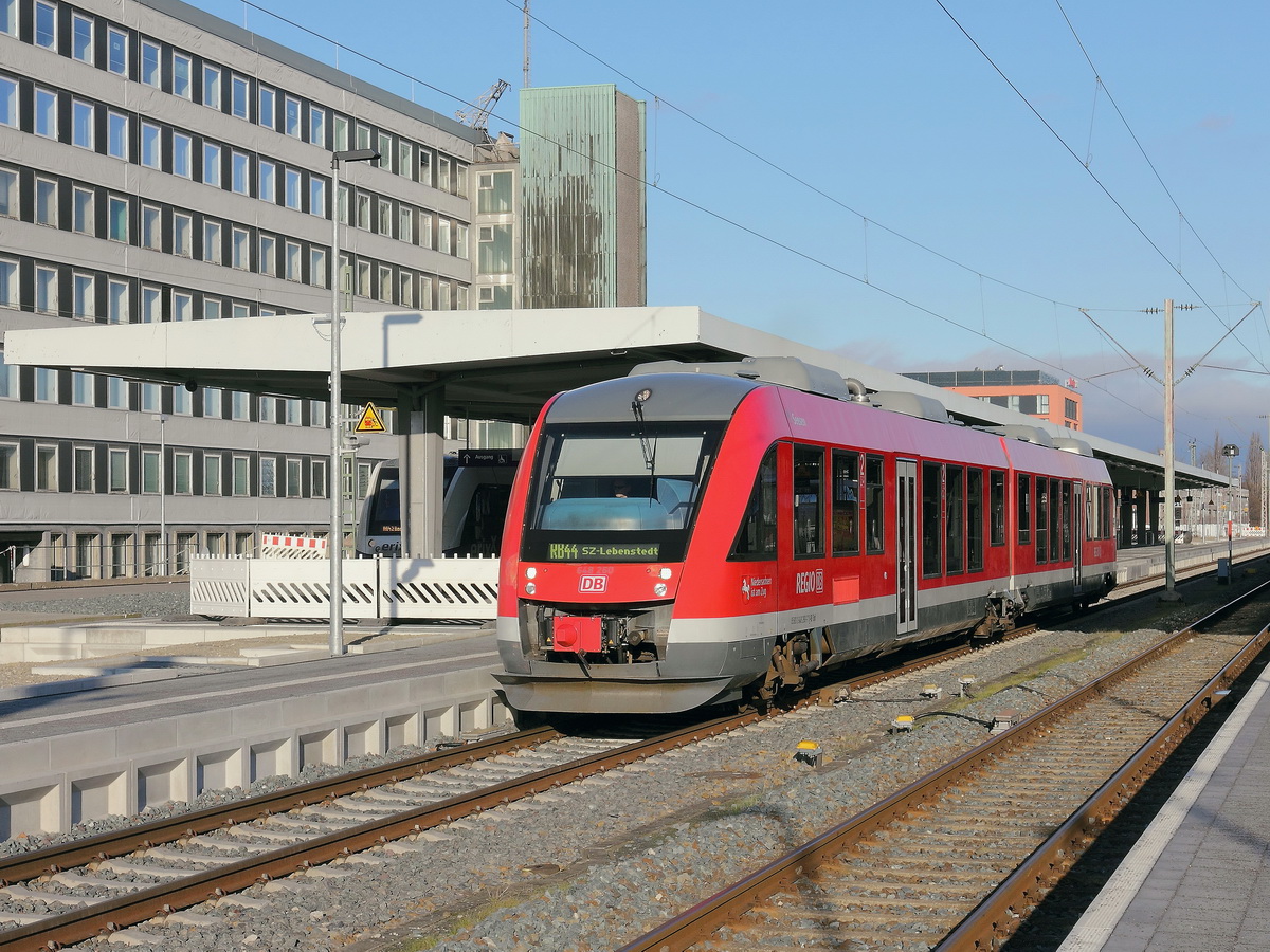 Braunschweig Hbf, Ausfahrt 95 80 0648 260-7 D-DB mit dem RB 44 nach SZ-Lebenstedt am 21. Januar 2017 von Gleis 2.