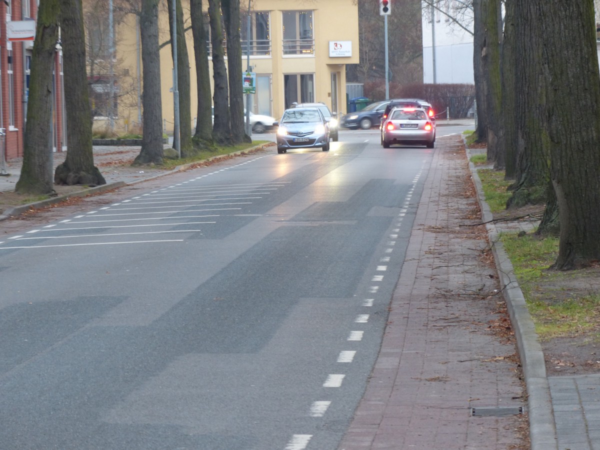 Bringen Radstreifen Sicherheit? Wenn sie etwa einen Meter breit sind, wie hier in der Königs Wusterhausener Eichenallee, muss man das verneinen. Nahes Überholen ist legalisiert, die immer wieder geforderten 1,50 Meter Überholabstand wird hier niemand einhalten - die Straßenmarkierung lädt dazu ein. 14.12.2014, Königs Wusterhausen.