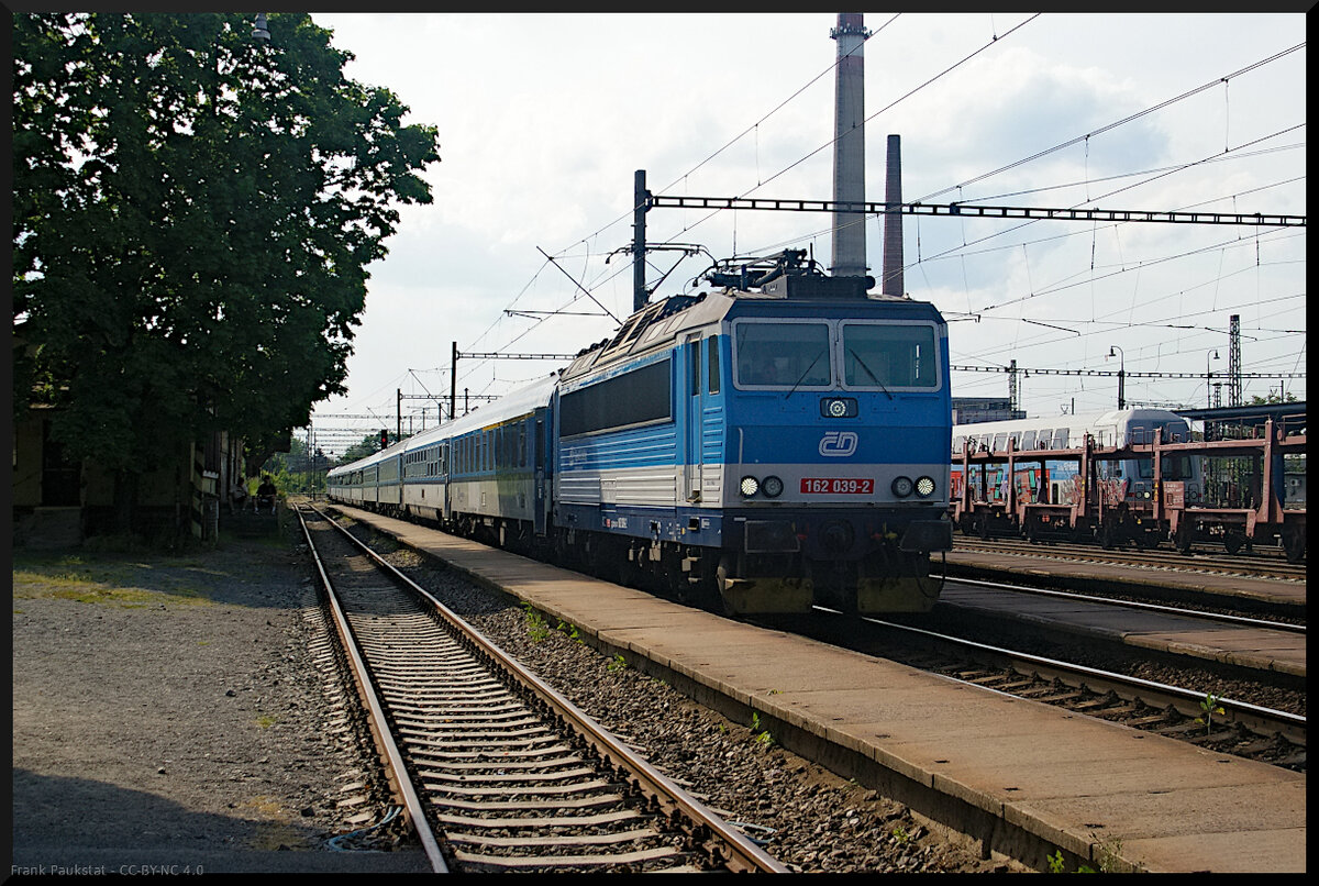 CD 162 039 mit R 931 Krakonos bei der Einfahrt in den Bahnhof Nymburk.

Nymburk, 20.05.2022
[CZ-CD 91 54 7 162 093-2]
