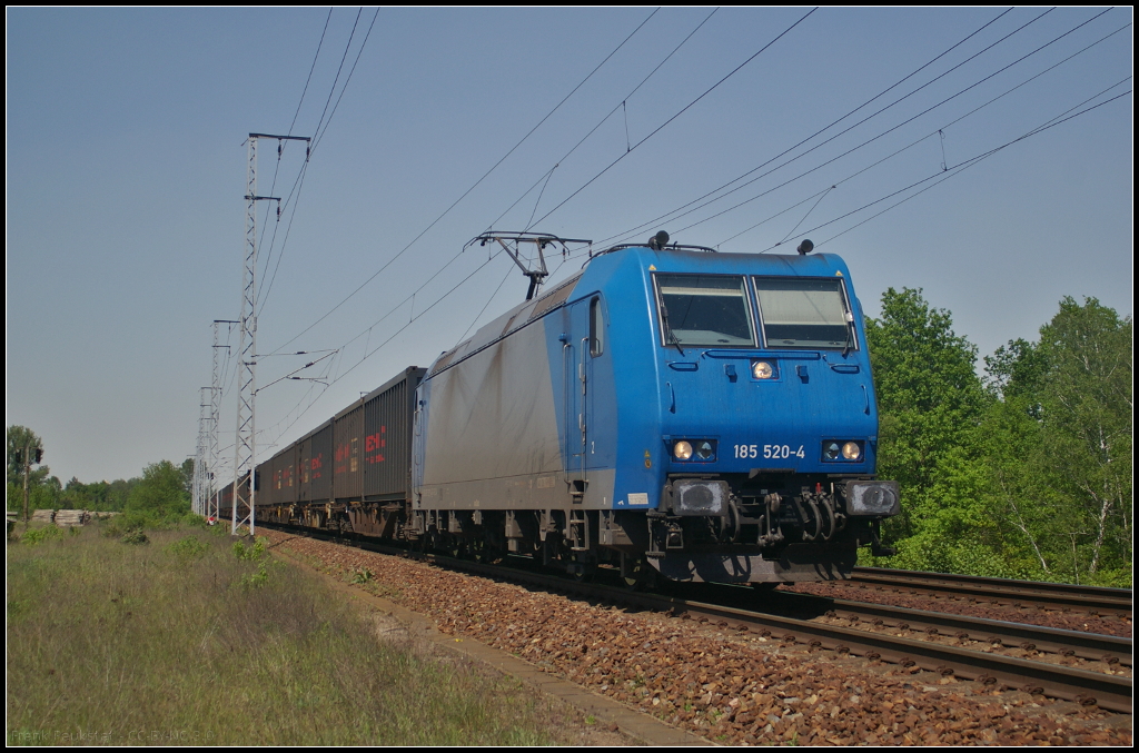 CFL Cargo 185 520-4 fuhr am 19.05.2017 mit ihren black-boxX-Containern durch die Berliner Wuhlheide