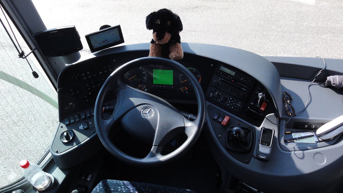 Cockpit des Mercedes Tourismo von Hauser Reisen aus der BRD in Krems gesehen.