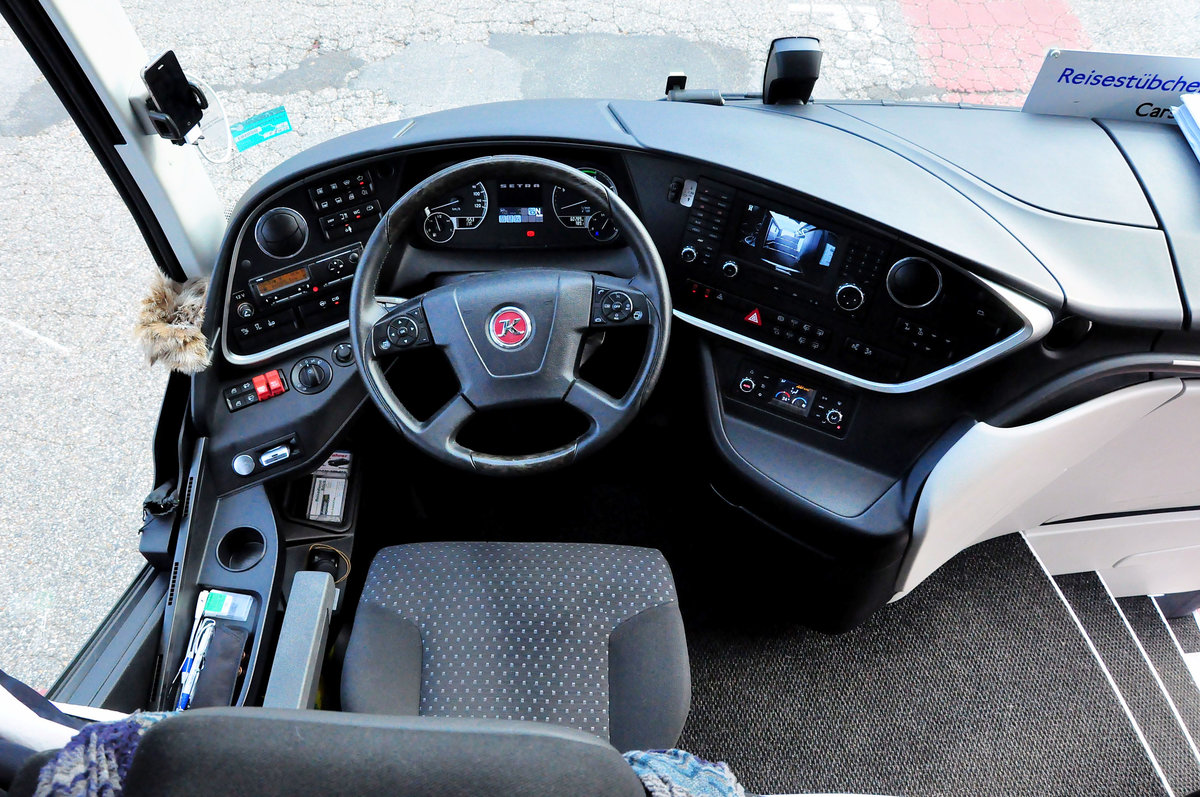 Cockpit im Luxus-Setra 516 HDH vom Reisedienst BLCK aus der BRD in Krems gesehen.