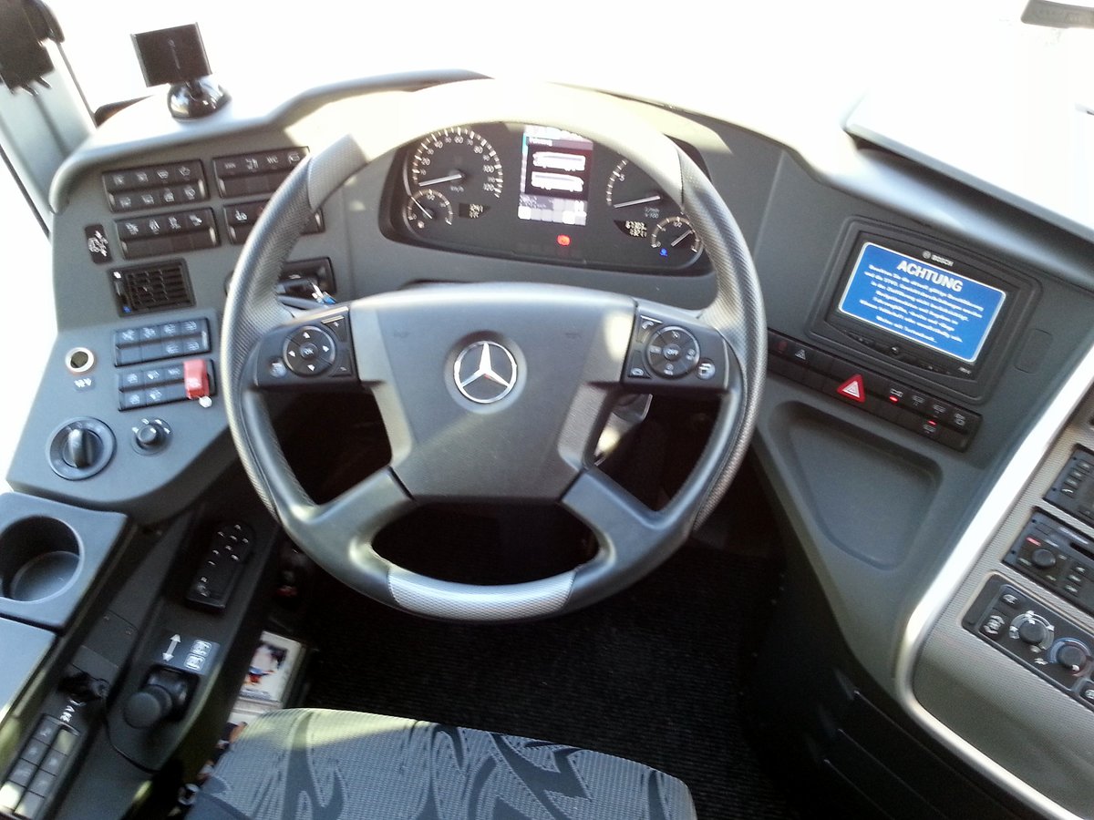 Cockpit im Mercedes Travego von k & k Busreisen,Mannschaftsbus des sterr. Fuball-Nationalteams in Wien gesehen.