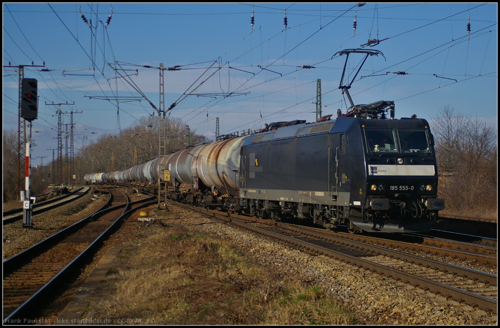 CTL 185 555, angemietet von MRCE, mit Kesselwagen am 22.02.2014 durch Leipzig-Thekla nach Eilenburg. Der ZUg sollte noch einmal in Falkenberg (Elster) gesichtet werden.