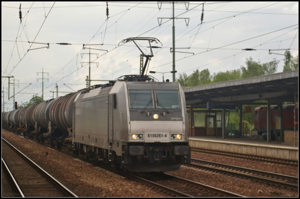 CTL 186 261-4, angemietet von Akiem, fuhr am 14.05.2017 mit einem Kesselwagenzug durch den Bahnhof (Berlin) Schönefeld Flughafen. Interessant ist Nummer an der Front: 6186261-4, hier wird die 4-stellige Baureihennummer angegeben.