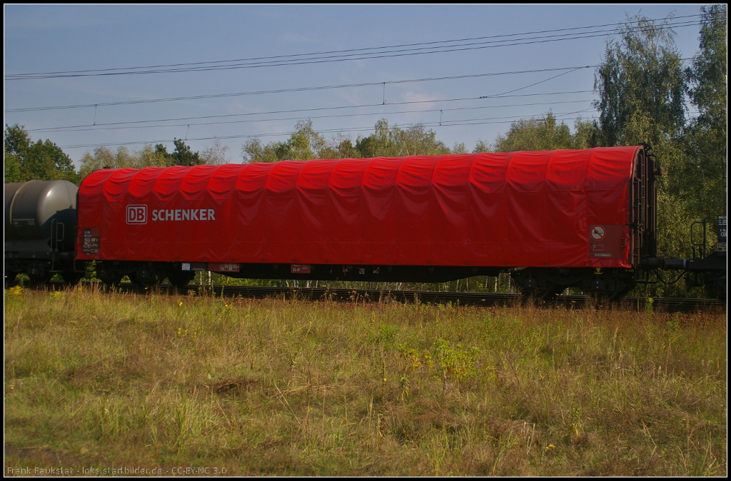 D-DB 31 80 3540 097-3 Rils 652.0 in einem gemischten Gterzug am 16.09.2014 durch die Berliner Wuhlheide. Bei dem Wagen handelt es sich um einen Drehgestellflachwagen mit vier Radstzen und verschiebbaren Planenverdeck