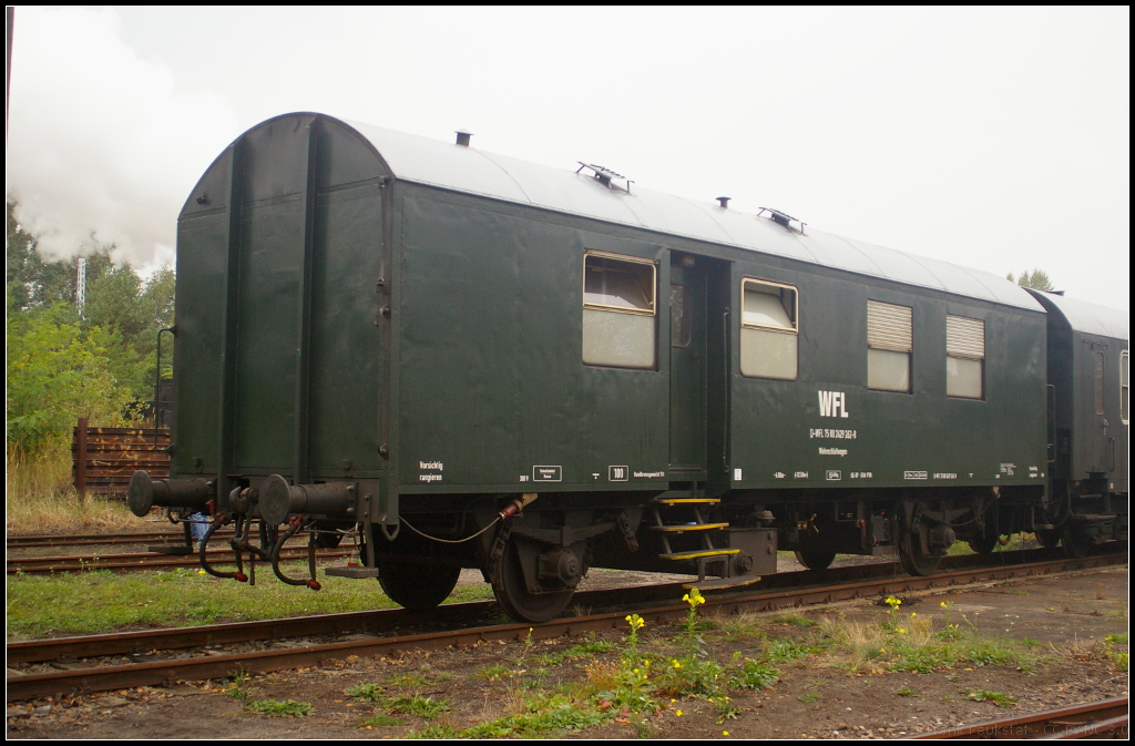 D-WFL 75 80 2429 262-8 Wohnschlafwagen in Berlin-Schoeneweide, 20.09.2014
<br><br>
Der Wohnschlafwagen der Wedler Franz Logistik GmbH & Co. KG (WFL) stand mit anderen Wagen auf dem Vereinsgelnde whrend des 11. Berliner Eisenbahnfestes.