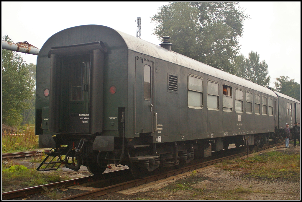 D-WFL 75 80 28-11 028-9 Dienst in Berlin-Schneweide, 20.09.2014
<br><br>
Der bei der Mansfelder Bergwerksbahn e.V., Benndorf eingstellte Dienstwagen der Wedler Franz Logistik GmbH & Co. KG (WFL) steht beim 11. Berliner Eisenbahnfest auf dem Vereinsgelnde. Der Wagen wurde 1968 vom Raw Halberstadt gebaut und an die DR ausgeliefert (60 80 092 3 176, Gattung Bghw).