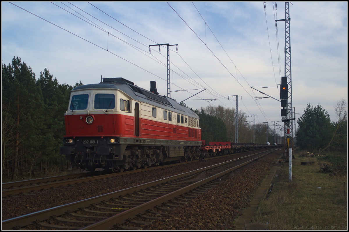 Da ein Zug in Gegenrichtung am Signal warten musste, konnte DB Cargo 232 189-1 mit leeren Flachwagen für den Transport von Stahlröhren abgepasst werden. Der Zug war am 09.04.2018 bei bedeckten Himmel in der Berliner Wuhlheide unterwegs.