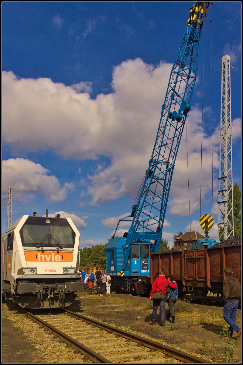 Da hat der Hofkran 1005-0, ein Kirow EDK 6 aus dem Jahr 1957, doch nicht mehr ganz ins Bild gepasst. Zum 15. Berliner Eisenbahnfest am 15.09.2018 im ehemaligen Betriebsbahnhof Schneweide hatte man ihn nebst zwei offenen Gterwagen fr Bilder arrangiert.