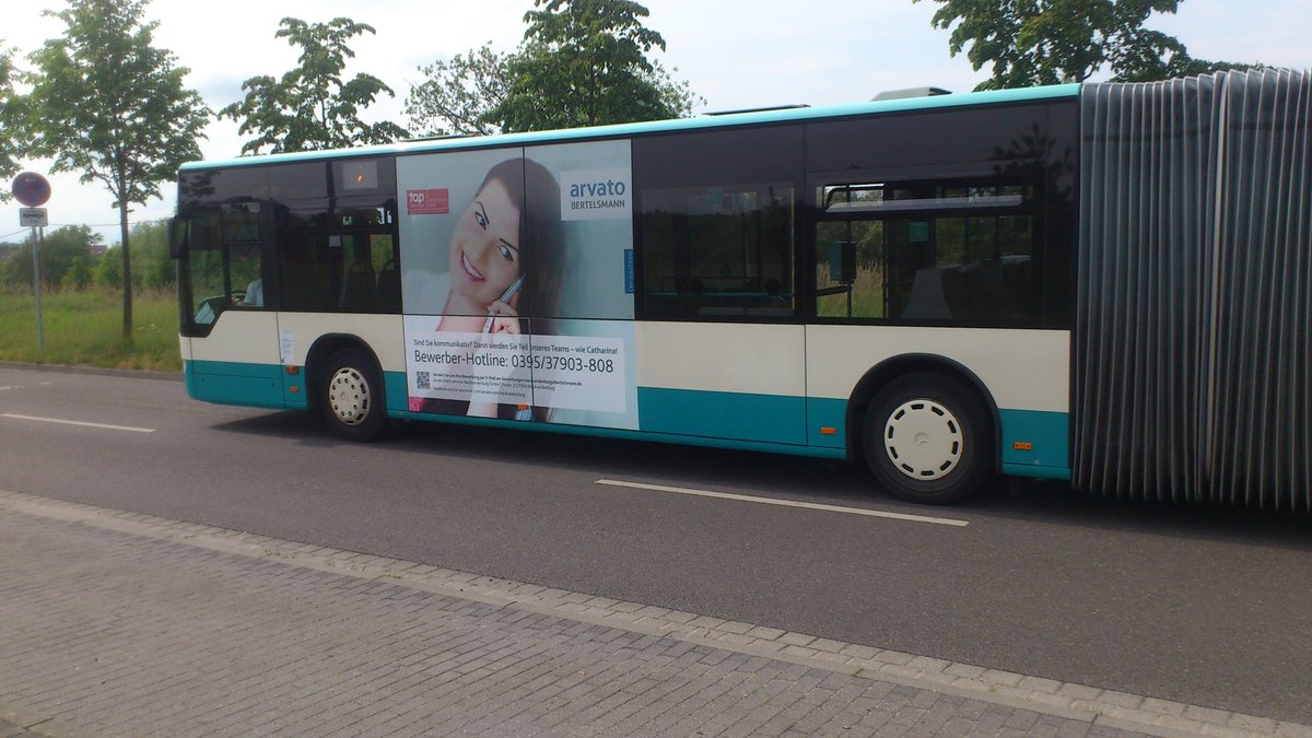 ....dann noch die linke Fahrzeugseite mit der Werbung von Arvato die händeringend Personal suchen wie viele firmen der Region 
.....warum dieser Citaro die Werbung erhalten hat verstehe ich zwar nicht weil er ja bis vor kurzem ja noch die Werbung vom Güterbahnhof hatte und NB SW 581 zur zeit keine Werbung hat