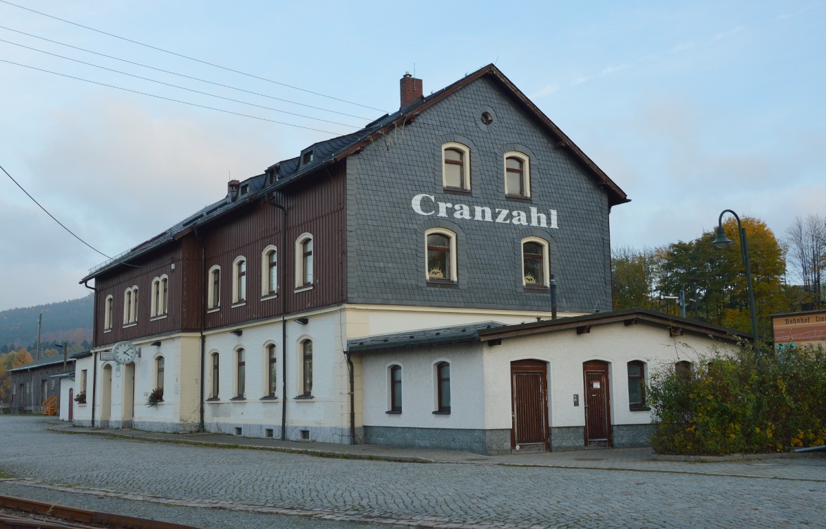 Das Empfangsgebäude von Cranzahl am 26.10.2015