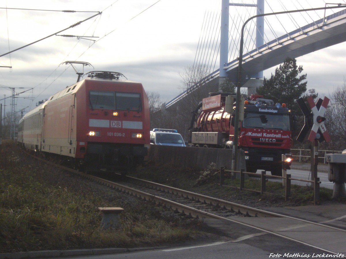 Das erste Foto nach den Bauarbeiten in Bad Kleinen kam 101 036-2 als Intercity (IC) mit Ziel Ostseebad Binz auf´m Dnhom mir entgegen und konnte somit das erste Foto wieder machen am 16.12.13