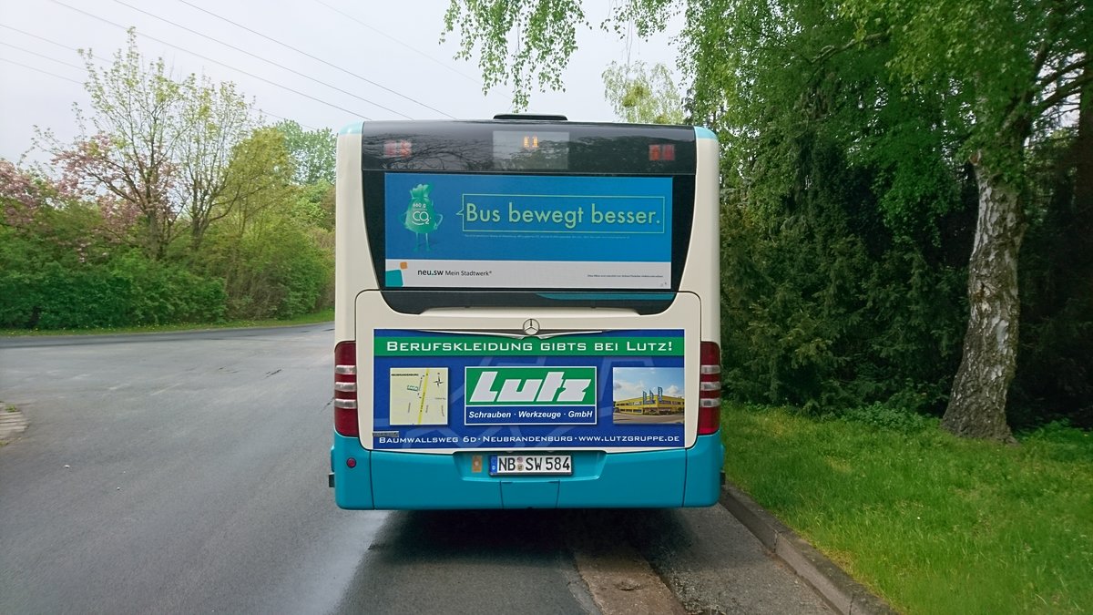 .....das Heck von NB SW 584 auf der Linie 8 an der Wendeschleife am Waldfriedhof mit der Werbung fr Lutz und  Bus bewegt besser  eine Kampagne der Stadtwerke Neubrandenburg  (Mai 2017)