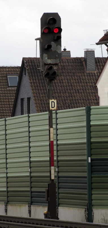 Das Signal D (Ausfahrsignal Weiterstadt nach Darmstadt)kurz vor dem B� 38 in Weiterstadt am 22.Feb.2014