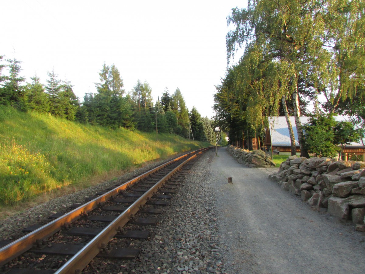 Das Streckengleis kurz vor Neudorf am Weihrichkarzl richtung Oberwiesenthal