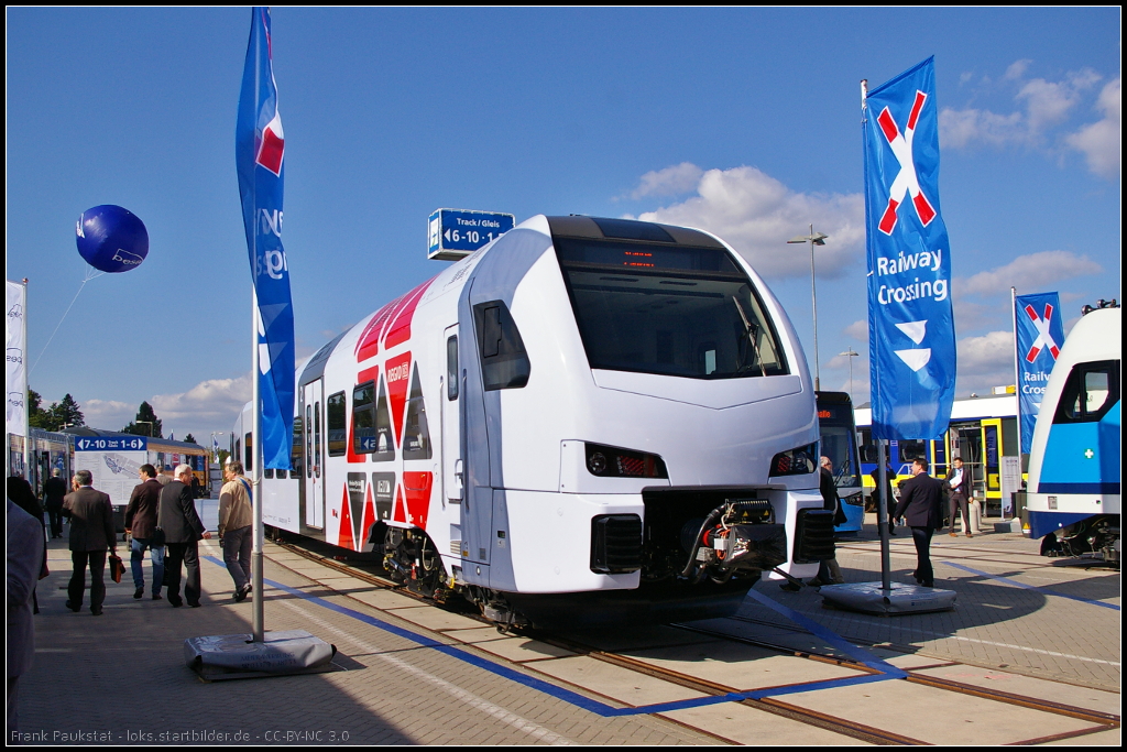 DB 429 113-4, Typ Stadler FLIRT 3, ist einer von weiteren bestellten 28 fnfteiligen Triebzgen fr Rheinland-Pfalz. Ausgestellt war der Triebzug auf der InnoTrans 2014 in Berlin (NVR-Nummer 94 80 0429 11-4 D-DB).

Webseite (deutsch): http://www.stadlerrail.com/de/referenzen/db-regio-ag/
