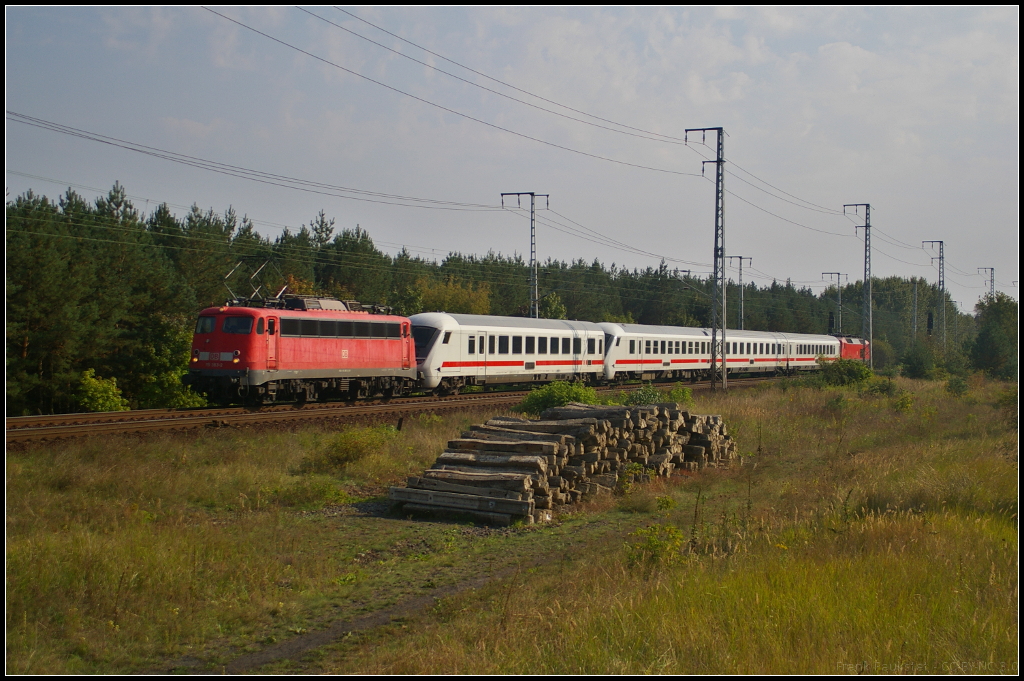 DB AutoZug 115 383-2 am 16.09.2014 durch die Berliner Wuhlheide mit einem PbZ bestehend aus zwei IC-Steuerwagen (u.a. D-DB 61 80 80-91 108-3 Bpmbzf), zwei IC-Wagen und am Ende 120 152-4