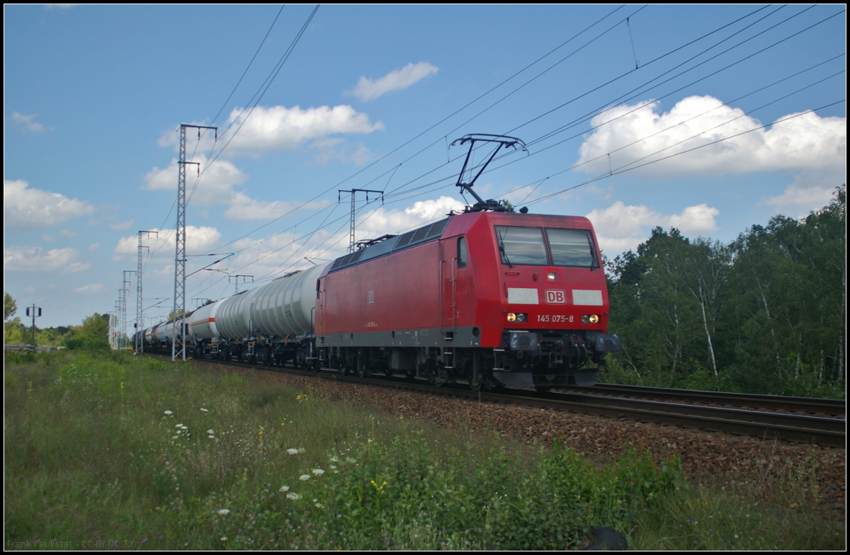 DB Cargo 145 075-8 fuhr am 09.08.2017 mit Druckkesselwagen durch die Berliner Wuhlheide. Geladen war Ethanol.