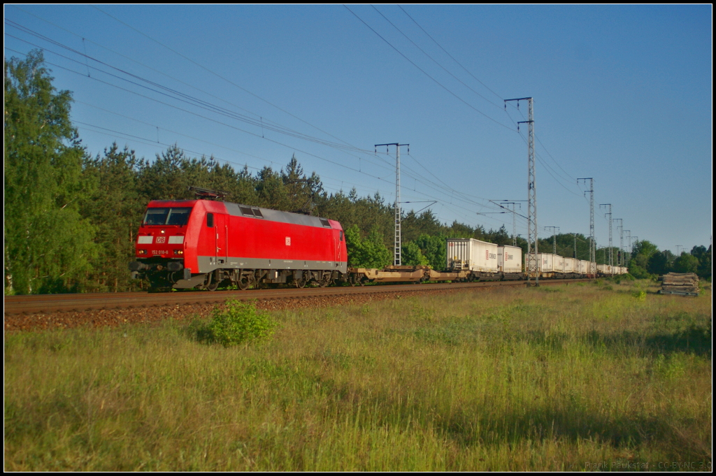 DB Cargo 152 018-8 fuhr mit dem 'DB Schenker'-Sattelauflieger am 27.05.2017 durch die Berliner Wuhlheide