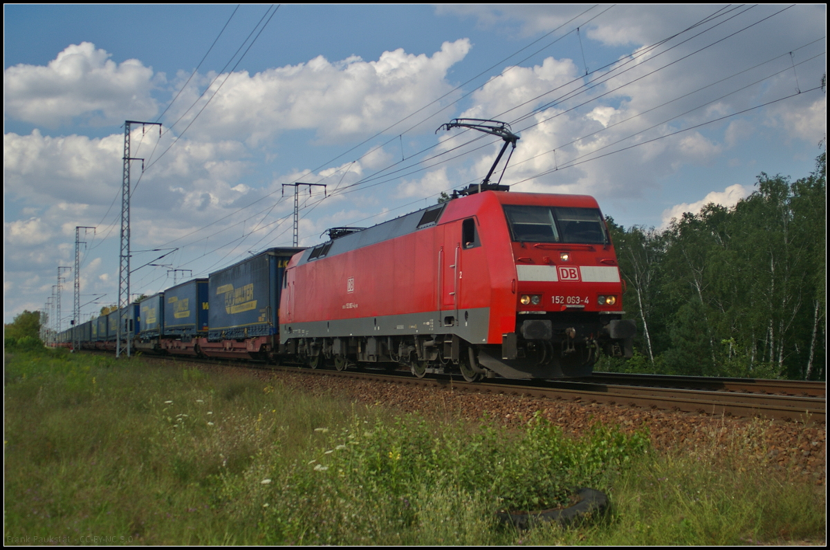 DB Cargo 152 063-4 fuhr am 09.08.2017 mit dem 'LKW Walter'-KLV durch die Berliner Wuhlheide