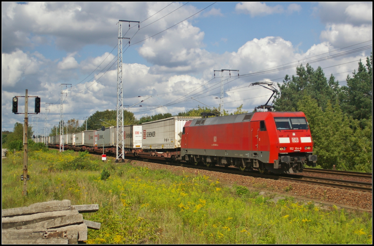 DB Cargo 152 104-6 fuhr mit Sattelaufliegern von DB Schenker am 23.08.2017 durch die Berliner Wuhlheide