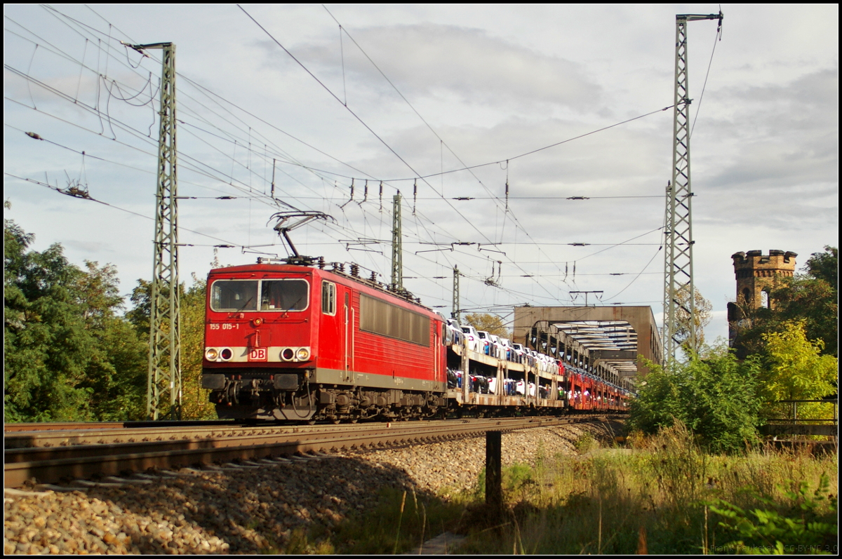 DB Cargo 155 015-1 fuhr mit neuen Autos am 09.09.2017 durch die Magdeburger Elbbrcke