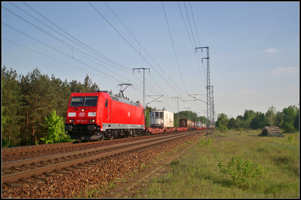 DB Cargo 185 352-2 fuhr mit recht interessanten Sattelaufliegern am 19.05.2017 durch die Berliner Wuhlheide