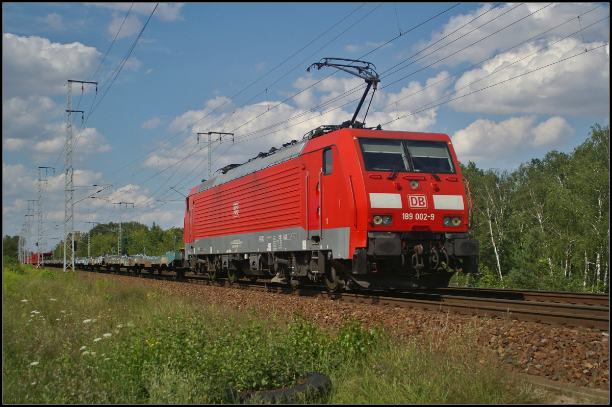 DB Cargo 189 002-9 fuhr mit leeren Autotransportwagen am 09.08.2017 durch die Berliner Wuhlheide. Hinter der Lok waren einige Wagen der Gattung Laadkks von TWA eingereiht.