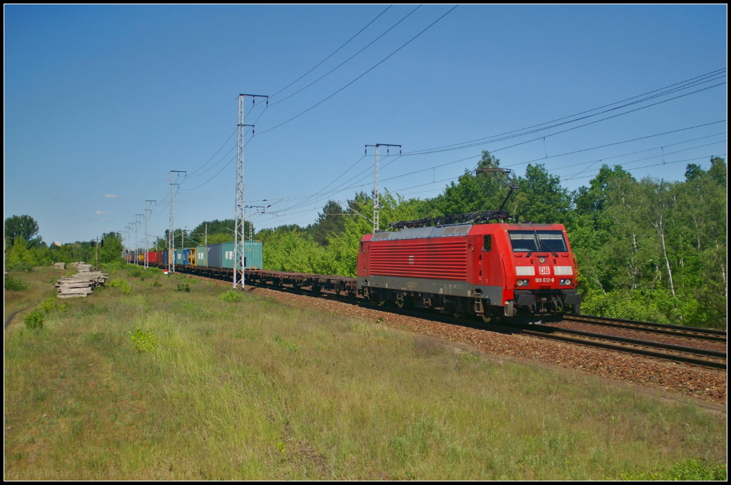 DB Cargo 189 012-8 fuhr mit einem Containerzug am 27.05.2017 durch die Berliner Wuhlheide